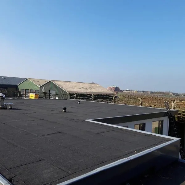 Het nabeeld van dakisolatie op een plat dak bij een spoedservice