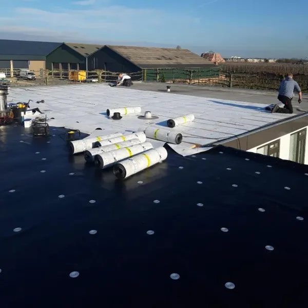 Het beeld van een plat dak voordat er met spoed een dakisolatie op komt te liggen